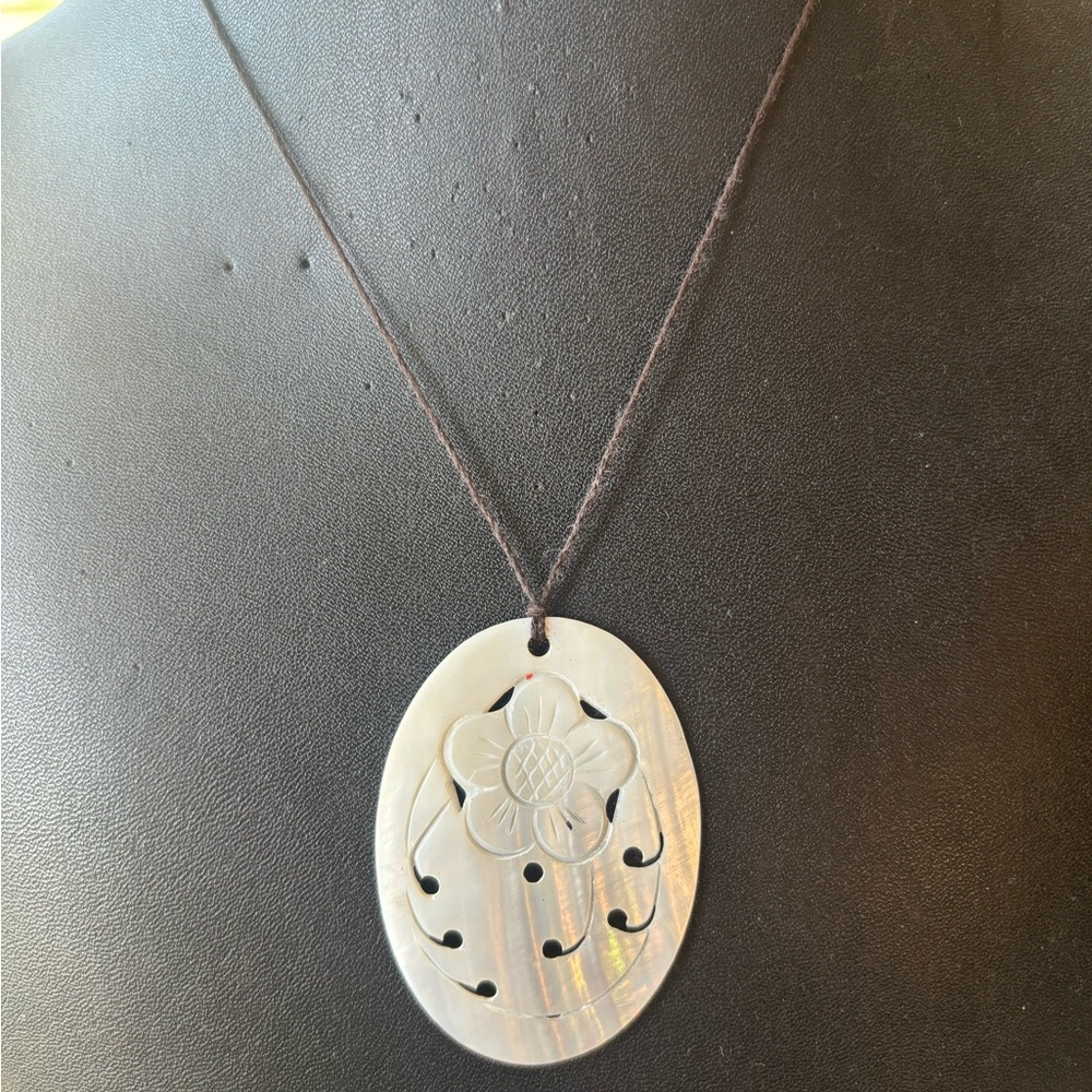 Mother of Pearl Flower Pendant Necklace